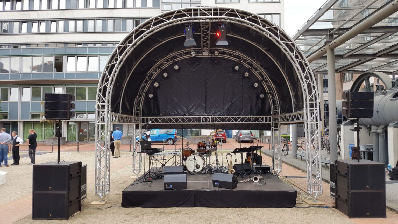 Bühne01 Künstler, Musiker, Bassist - www.wilfriedbass.de